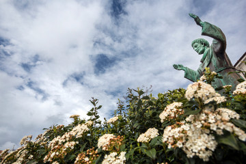 Statua fronte chiesa Santa Maria delle Nevi a  Nuoro - Sardegna - Italia