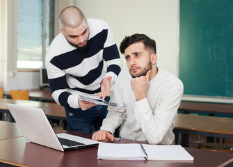 Obraz premium Male student having difficulties with studies