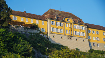 Obraz premium Staatsweingut Meersburg im Sommer mit blauen Himmel