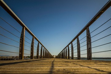 Fototapeta premium Passerella di legno al porticciolo