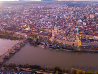 Obraz premium Aerial view of the ancient spanish city of Zaragoza on dawn