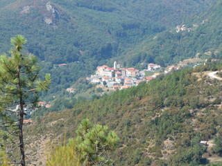 Fototapeta na wymiar Monte Greppino (Liguria, Varazze, Savona), Strade Celtiche