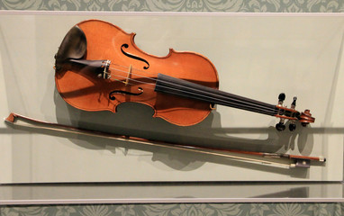 Violin and bow on the table