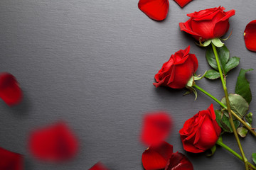 Valentinstag Hintergrund mit roten Rosen und Rosenblättern