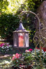 Schöne Grablampe am Ständer