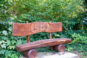 Schöne  Holzbank auf dem Friedhof 