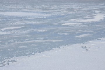 Eisdecke auf dem winterlichen See zugefroren