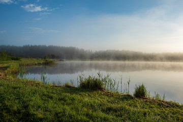 Obraz na płótnie Canvas misty morning by the lake