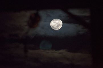 Naklejka na ściany i meble Lua entre nuvens