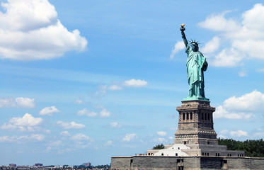 La estatua de la libertad en un dia soleado