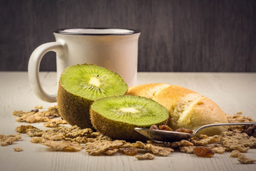 DESAYUNO CON KIWI , PAN DE LECHE Y CEREALES