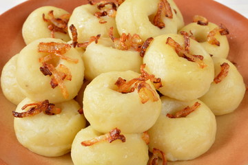 kluski śląskie z podsmażoną cebulą