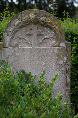 Antiker Grabstein mit Kreuz und Lorbeerkranz