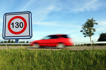 Geschwindigkeitsbeschränkung auf Deutschlands Straßen. Tempolimit mit 130 auf deutschen Autobahnen