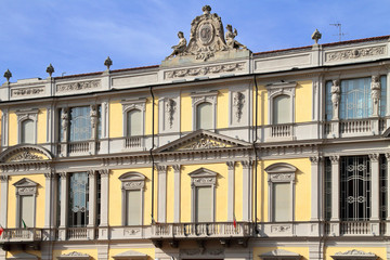 Fototapeta na wymiar palazzo storico colorato ad asti in italia, colored historic palace in asti city in italy
