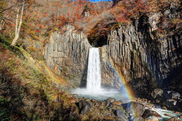 晩秋の苗名滝と虹