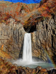 晩秋の苗名滝と虹