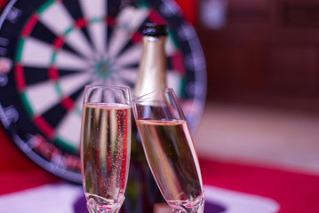 Sekt beim Dartssieg
