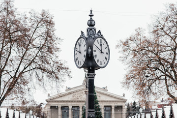Fototapeta na wymiar old street clock 