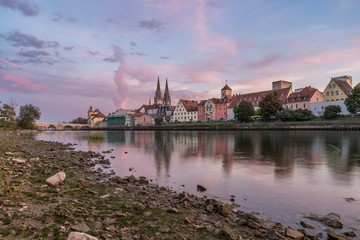 Obraz premium Niedriger Wasserpegel der Donau mit Blick auf den Dom in Regensburg, Deutschland
