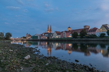 Niedriger Wasserpegel der Donau mit Blick auf den Dom in Regensburg, Deutschland