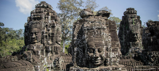 angkor wat cambodia face statues