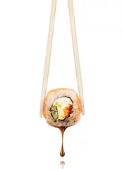 Papier Peint photo Lavable Bar à sushi Goutte de sauce de soja s& 39 égoutte d& 39 un rouleau de sushi frais, isolé sur fond blanc