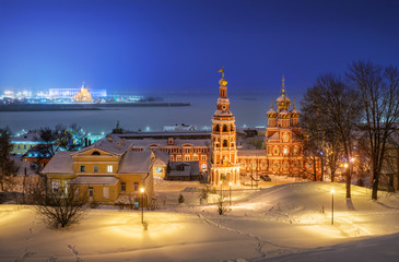 Obraz premium Рождественская церковь на берегу Волги Christmas Church on the high bank of the Volga river