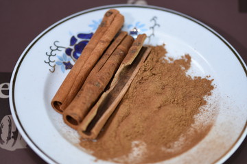 Cinnamon sticks with cinnamon powder 