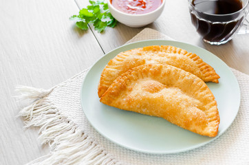 Pastel tradicional para el desayuno en mesa de madera moderna