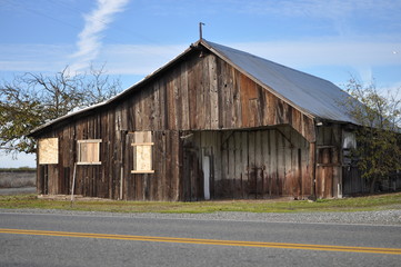 Fototapeta na wymiar old abandoned rustic barn house