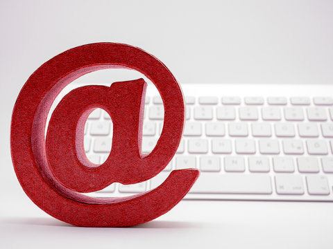 Email Symbol vor Tastatur