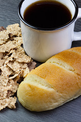 TAZA DE CAFÉ CON PAN DE LECHE Y CEREALES INTEGRALES