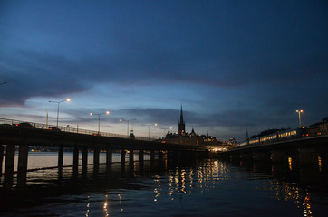 Plakat bridge at night