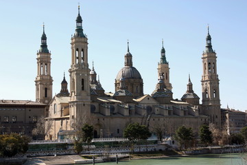 Fototapeta na wymiar Basilica del Pilar en Zaragoza