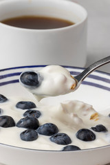 Heidelbeeren auf Joghurt und Kaffee