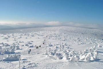 Fototapeta na wymiar Turyści zimą w górach