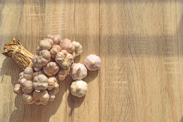the top view of garlic is on a wooden table