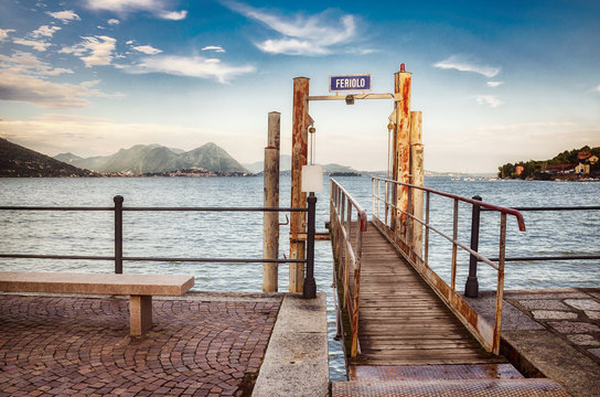 Fernweh am Schiffsanleger von Feriolo am Lago Maggiore, Italien 