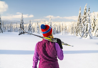 Fototapeta na wymiar Młoda narciarka na tle zimowej sceneri