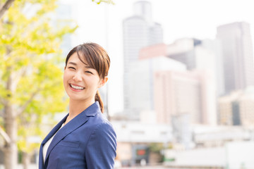 笑顔の女性　ビジネス