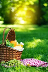 Fototapete Picknick Picknickkorb mit vegetarischem Essen im Sommerpark