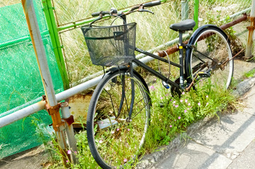 路傍に放置された自転車