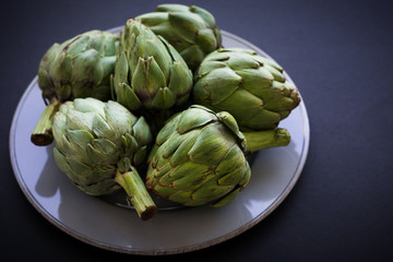 Obraz premium Fresh textured green artichoke flower