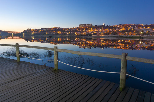 Cidade de Abrantes ao entardecer na zona ribeirinha, Portugal.