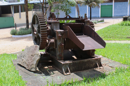 M&aacute;quina antiga de moagem de cana-de-a&ccedil;ucar