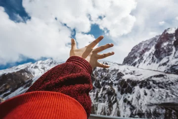 Papier Peint photo Himalaya Woman reaching out her hand up to the sky