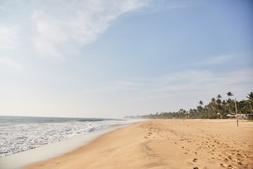 Fototapeta na wymiar Narigama Beach. Beach overlooking the ocean and the waves. 