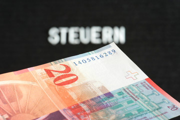 Ein Schweizer Franken CHF Geldschein und die Steuern in der Schweiz