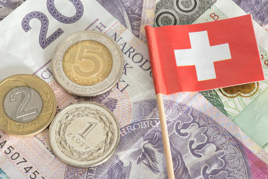 Geldscheine und Münzen Polnische Zloty PLN und die Flagge von Schweiz